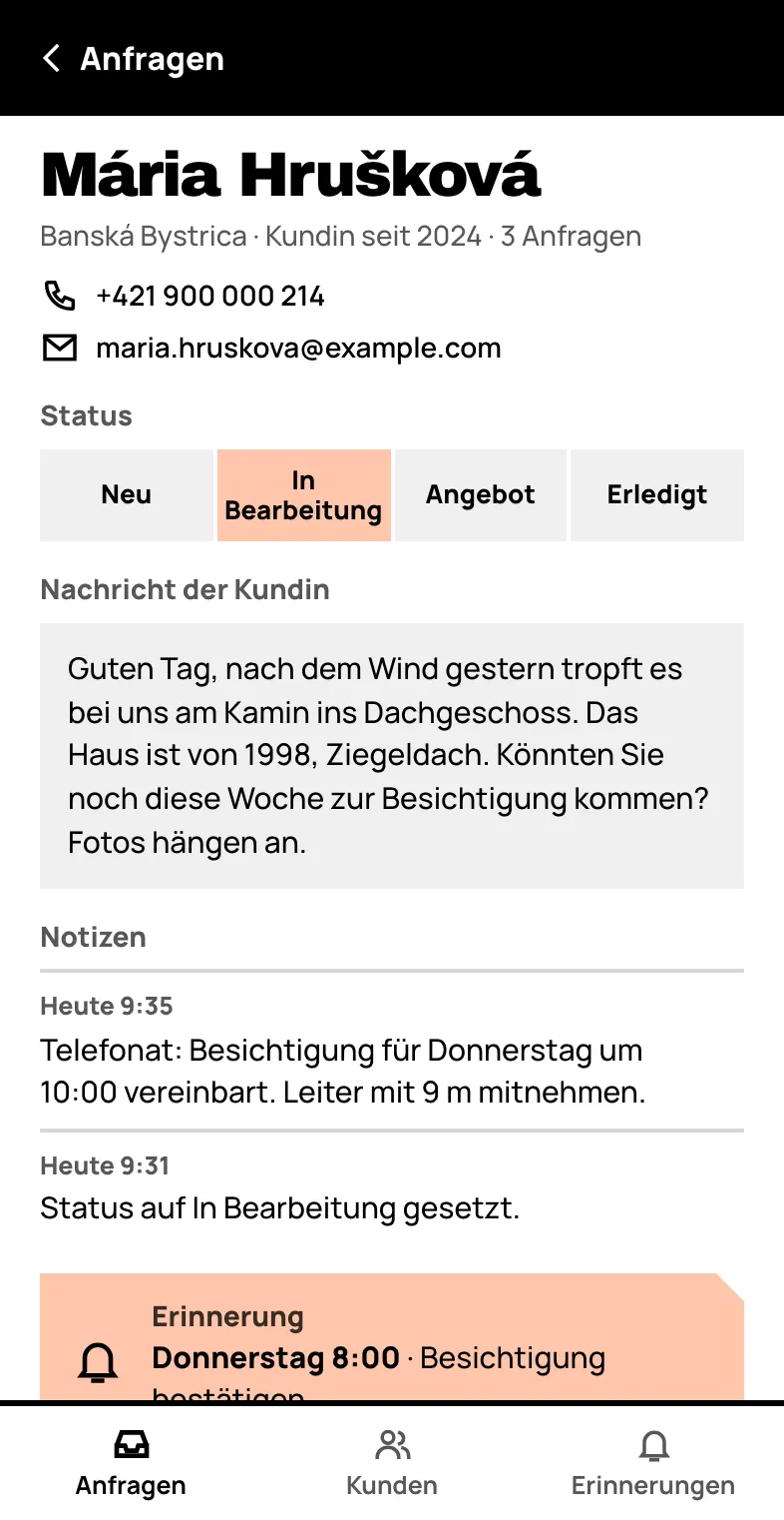 CRM-Vorschau am Handy: eine Anfrage mit Status, Nachricht aus dem Formular, Notizen und Erinnerung. Die Daten sind erfunden.